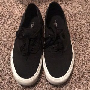 Black Straye men’s skater shoes